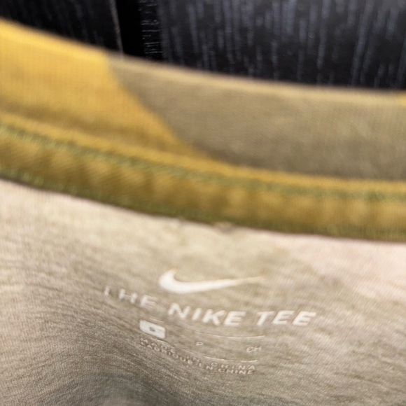 Men’s Nike Camo Shirt - Picture 3 of 4